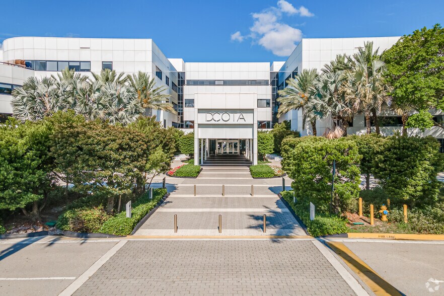 More Photos Of 1855 Griffin Rd, Dania Beach Office Residential For Lease