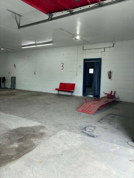 More Photos Of 2090 Wilmington Hwy, Jacksonville Flex For Lease