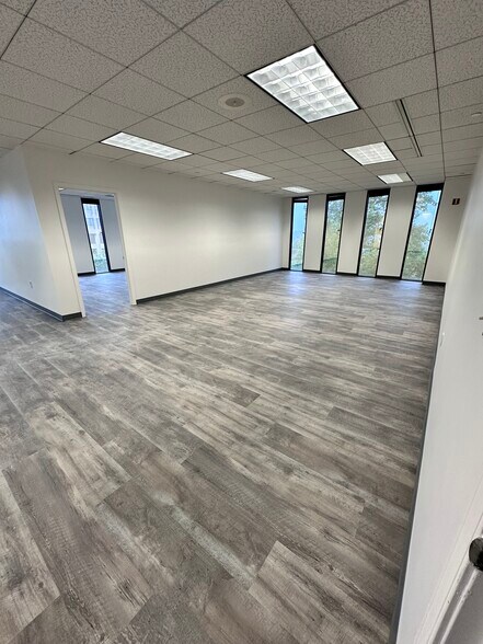More Photos Of 730 Holiday Dr, Pittsburgh Office For Lease