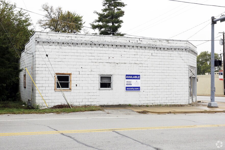 More Photos Of 446 W Indiana Ave, Beecher Storefront For Lease