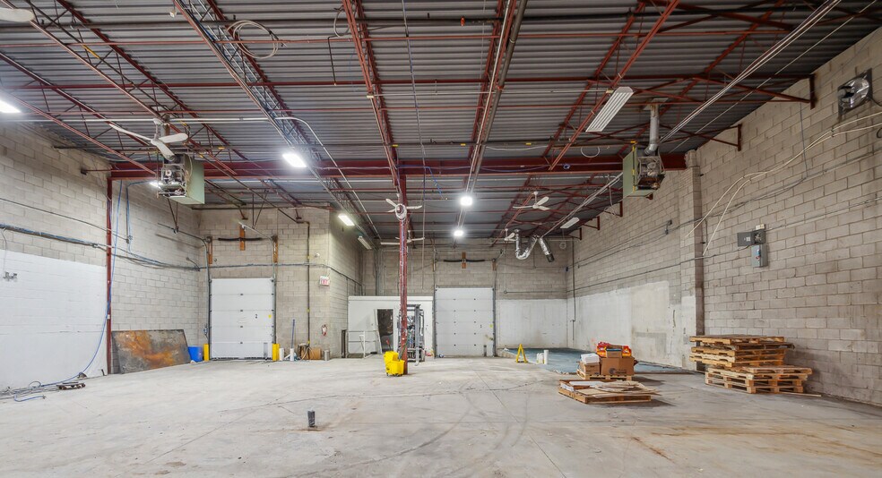 More Photos Of 270 Pennsylvania Ave, Vaughan Light Distribution For Sale