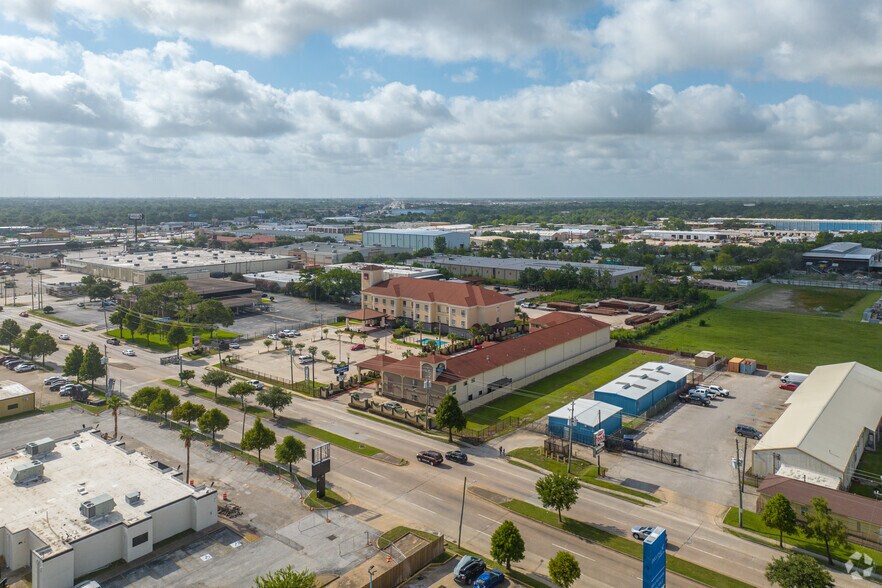 More Photos Of 9120 Airport Blvd, Houston Hotel For Sale