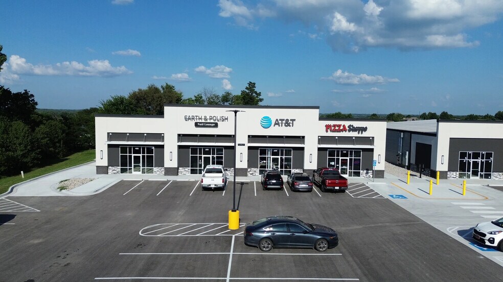 More Photos Of 14901-14903 US 169, Smithville General Retail For Lease