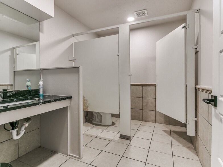 More Photos Of 2520 NW 39th St, Oklahoma City Office For Sale