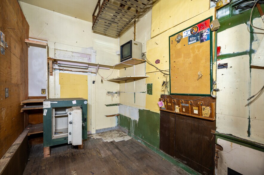 More Photos Of 1908 S Pacific Ave, San Pedro Restaurant For Sale