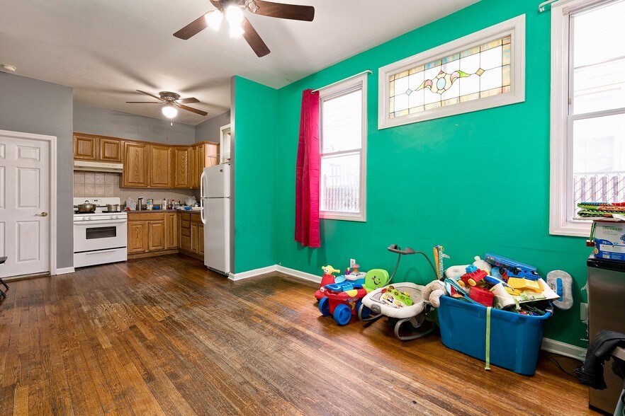 More Photos Of 15 Innis St, Staten Island General Retail For Sale