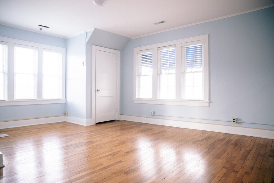 More Photos Of 355 N College Ave, Fayetteville Office For Sale