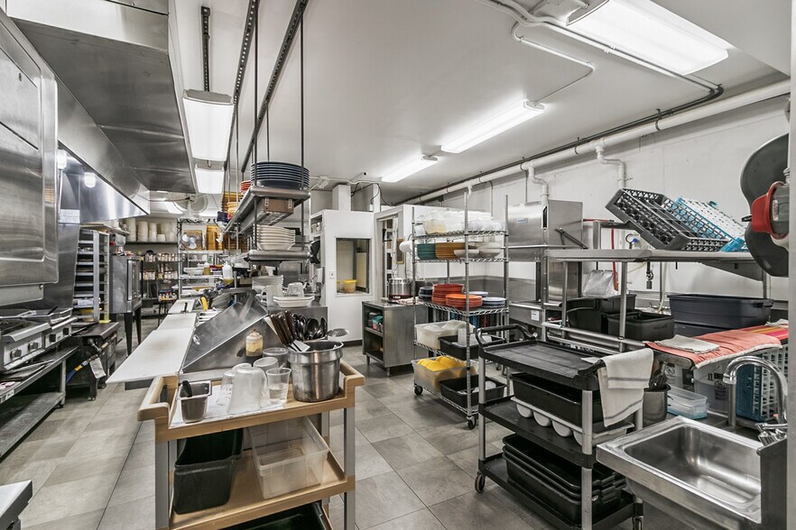 More Photos Of 618 Oak St, Baraboo General Retail For Sale