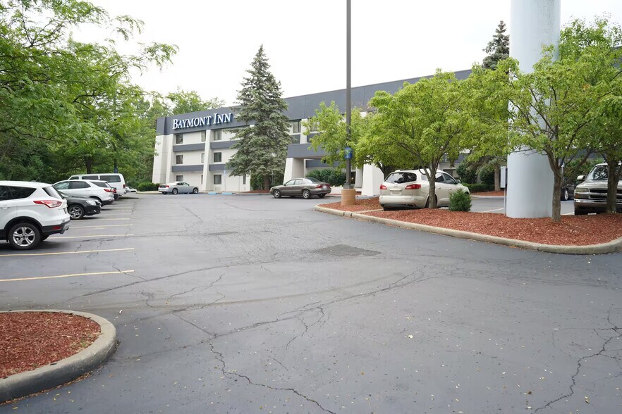 More Photos Of 6460 Dixie Hwy, Bridgeport Hotel For Sale