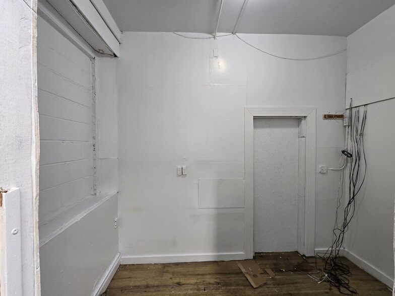 More Photos Of 372 Ten Eyck St, Brooklyn Warehouse For Lease