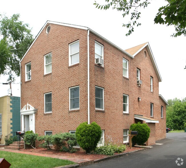 More Photos Of 5515 Selma Ave, Arbutus Office Residential For Sale