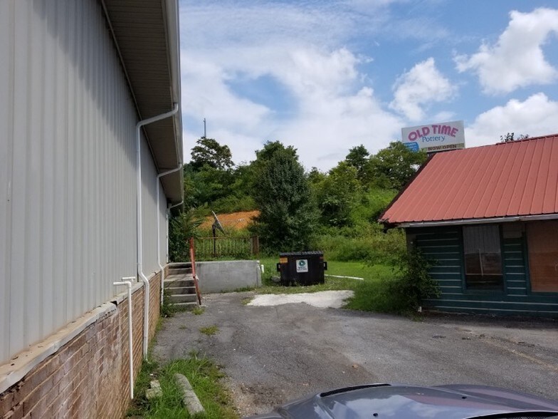 More Photos Of 2560 Winfield Dunn Pky, Kodak Freestanding For Lease