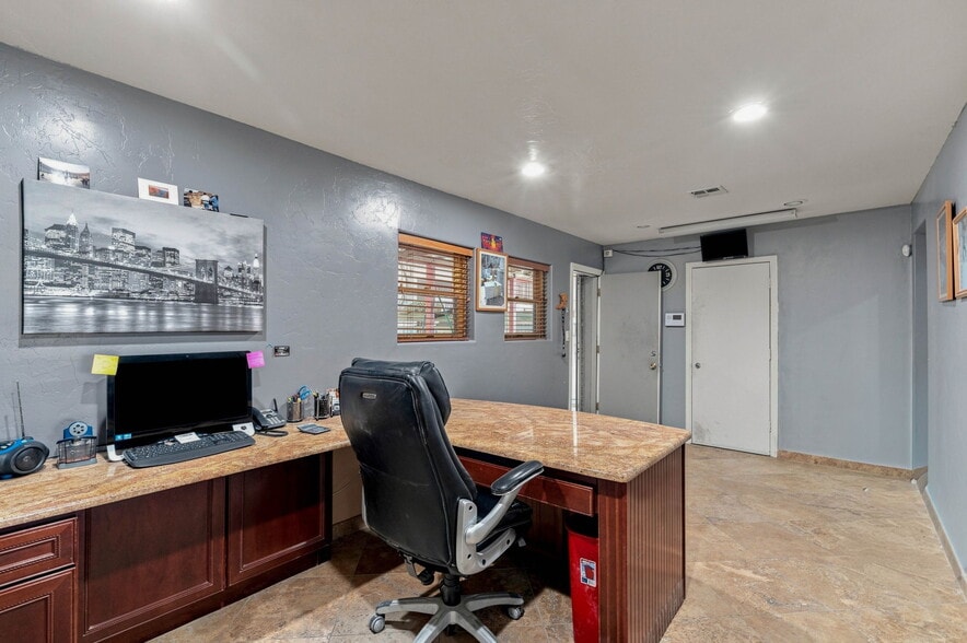 More Photos Of 3835 E Technical Dr, Tucson Warehouse For Lease