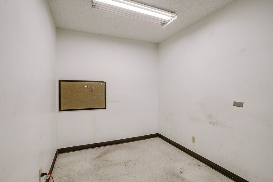 More Photos Of 1841 W Division St, Arlington Warehouse For Sale