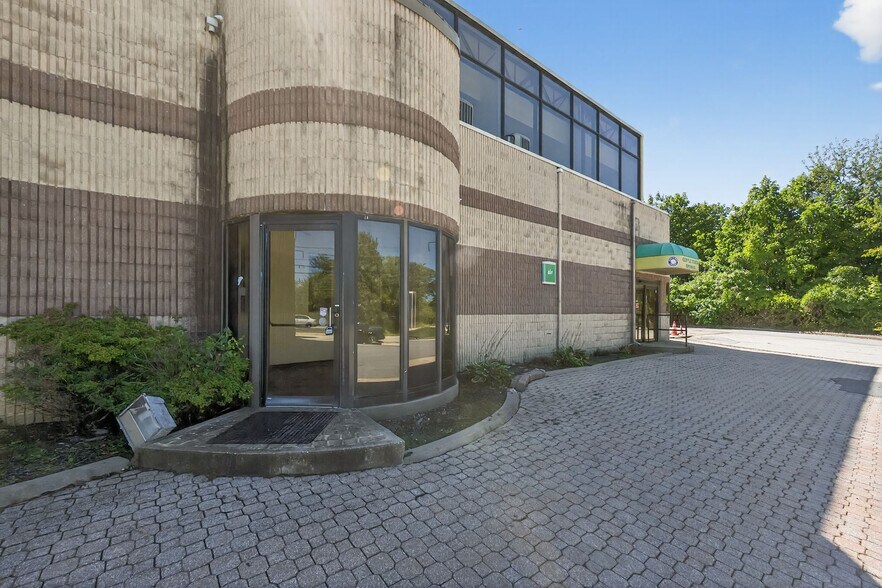 More Photos Of 514 E King Rd, Malvern Storefront Retail Office For Sale