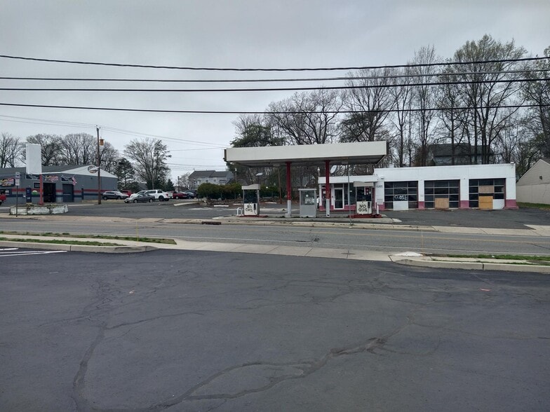 Primary Photo Of 405 E Clements Bridge Rd, Runnemede Service Station For Lease