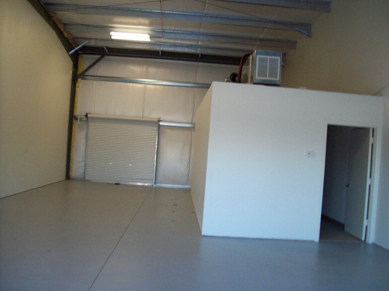 More Photos Of 4588 Old Troup Hwy, Tyler Showroom For Lease