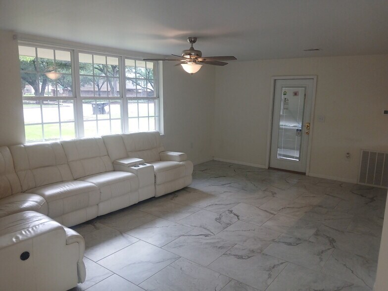 More Photos Of 1506 Avenue D, Katy Office For Sale