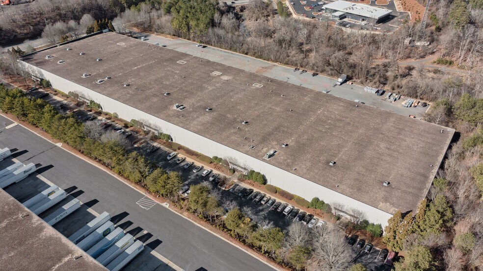 More Photos Of 2850 Barrett Lakes Blvd, Kennesaw Warehouse For Lease