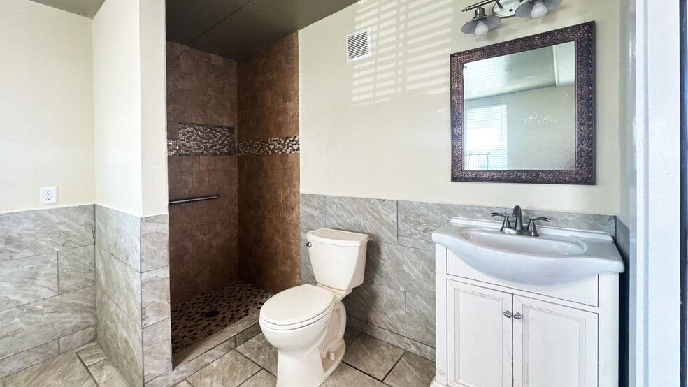 More Photos Of 6623 Gulf Fwy, Houston Office Residential For Sale