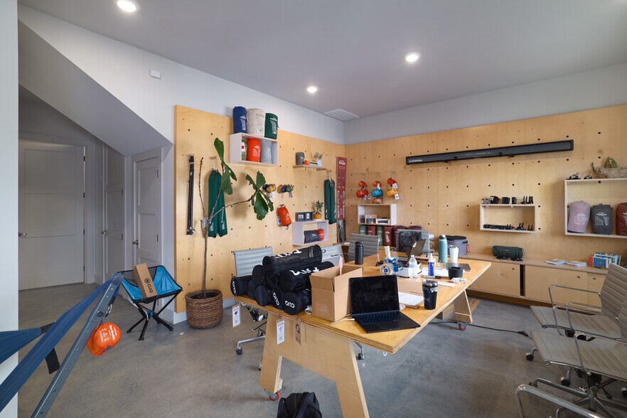 More Photos Of 15210 Fitzhugh Rd, Austin Warehouse For Sale