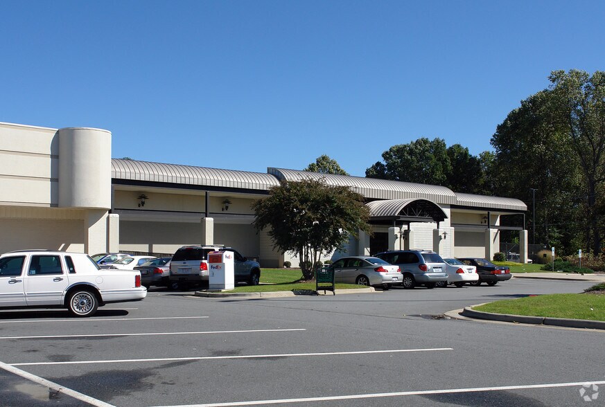 More Photos Of 2825 Reynolda Rd, Winston-Salem Health Club For Sale