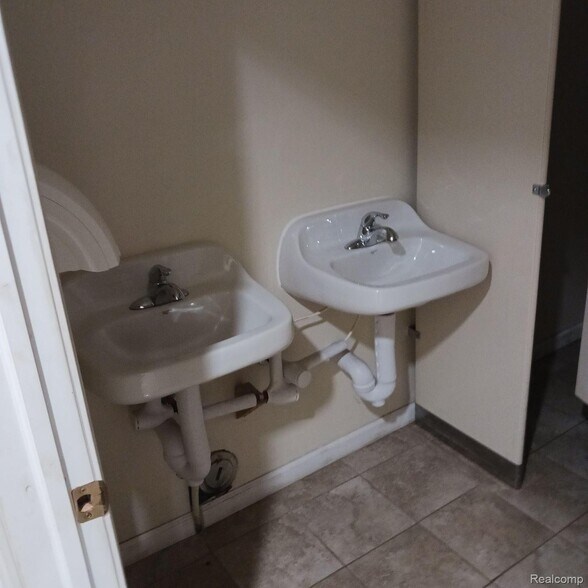 More Photos Of 15921 W 8 Mile Rd, Detroit Flex For Sale