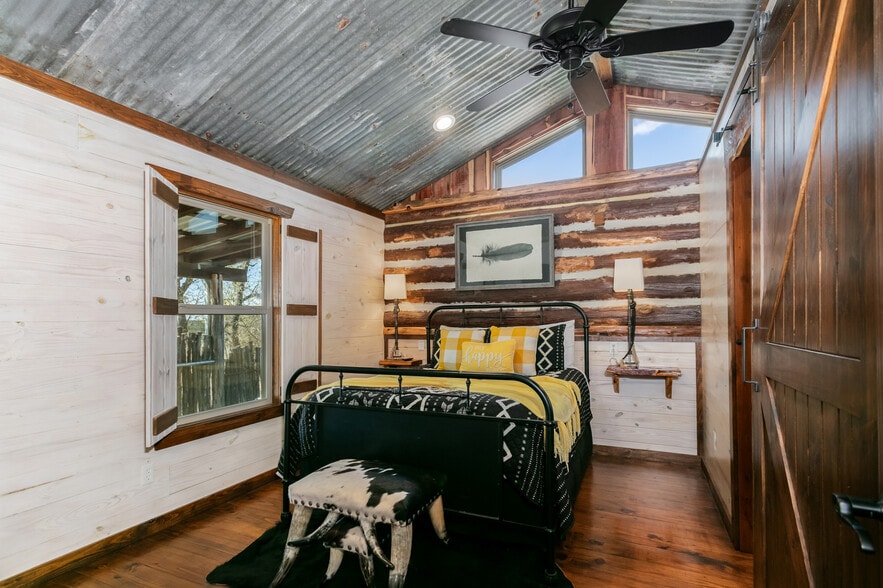 More Photos Of 100 Five Star Trl, Fredericksburg Hotel For Sale