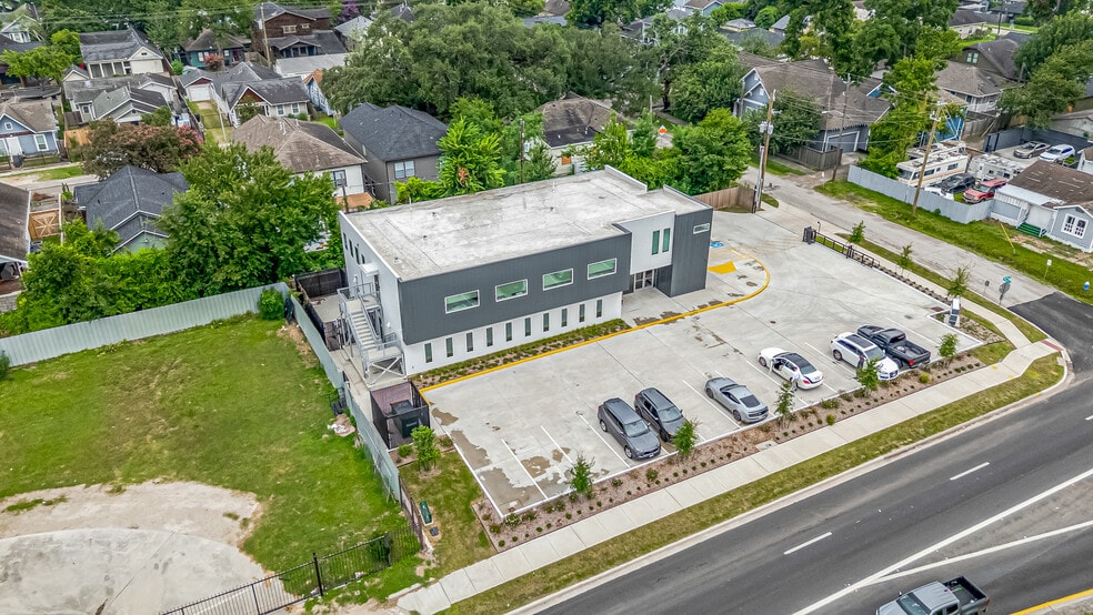 More Photos Of 2535 North Fwy, Houston Office For Lease