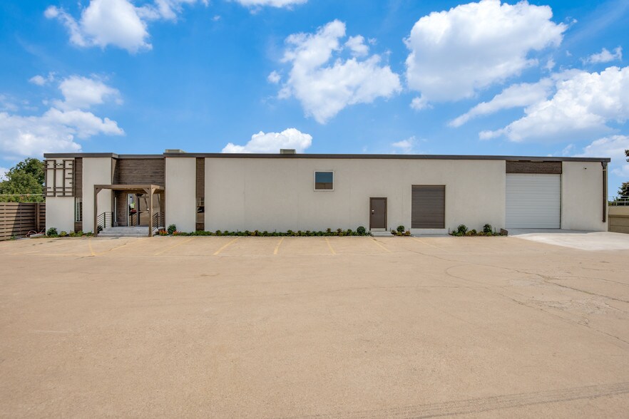 More Photos Of 13840 Denton Dr, Farmers Branch Warehouse For Lease