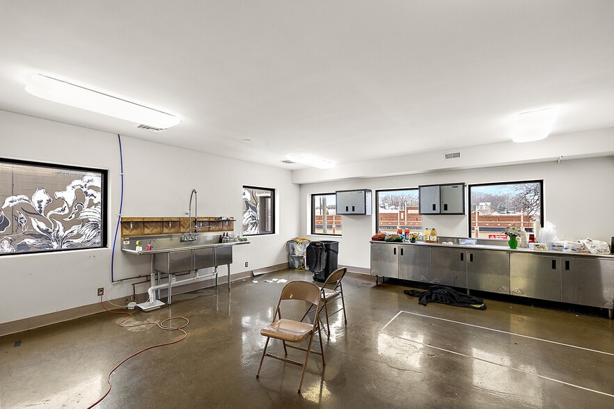 More Photos Of 71-75 W Huron St, Pontiac Office For Sale