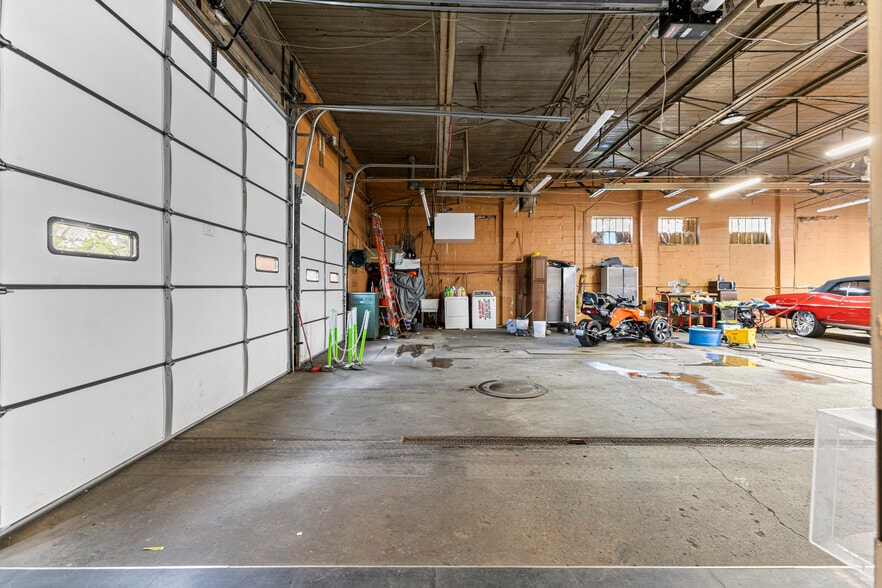 More Photos Of 8301 W Chicago, Detroit Flex For Sale