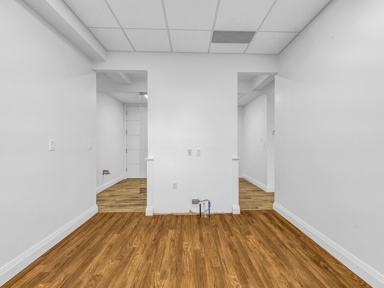 More Photos Of 541 Queen St E, Toronto Storefront For Lease