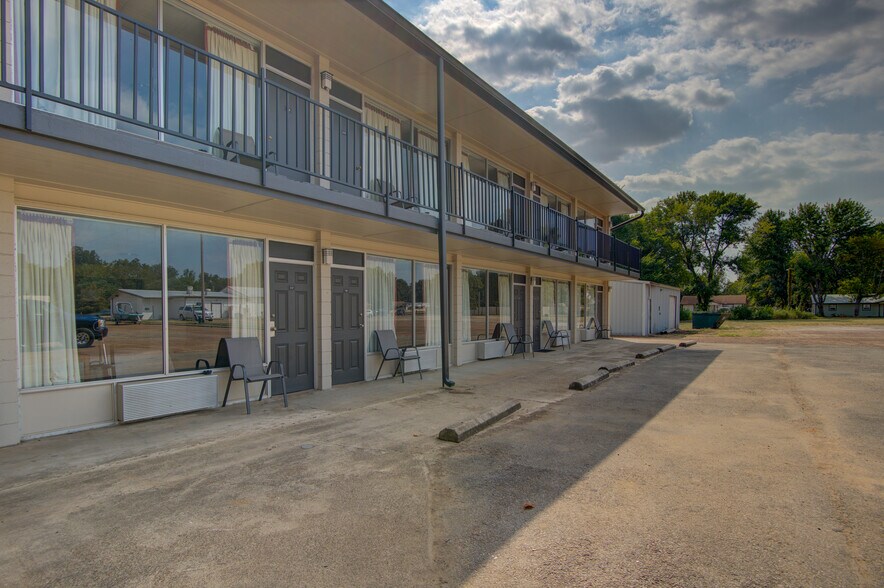 More Photos Of 100 W Wilson St, Valliant Hotel For Sale