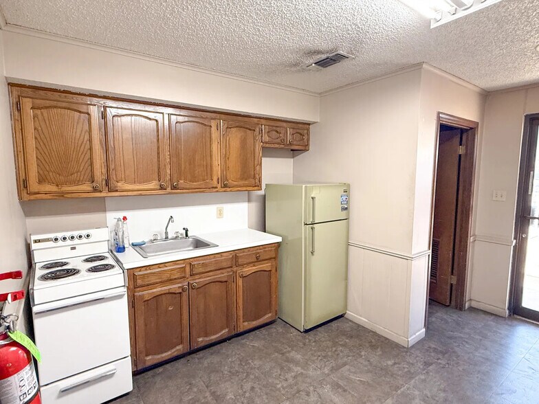 More Photos Of 13327 S Choctaw Dr, Baton Rouge Distribution For Sale