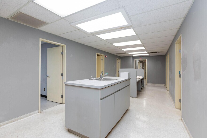 More Photos Of 872 E Sahara Ave, Las Vegas Medical For Lease