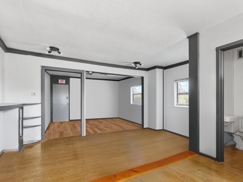 More Photos Of 914 S 10th St, Manitowoc Storefront Retail Residential For Sale