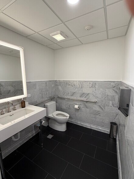 More Photos Of 710 N York Rd, Hinsdale Medical For Lease