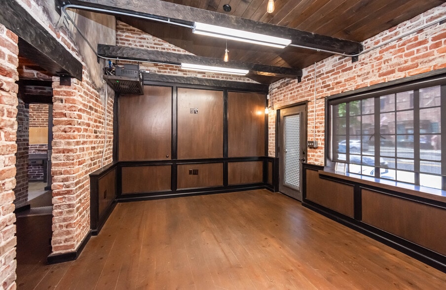 More Photos Of 453 Lincoln Blvd, Lincoln Freestanding For Sale