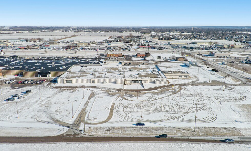 More Photos Of 1607 36th St, Peru General Retail For Sale