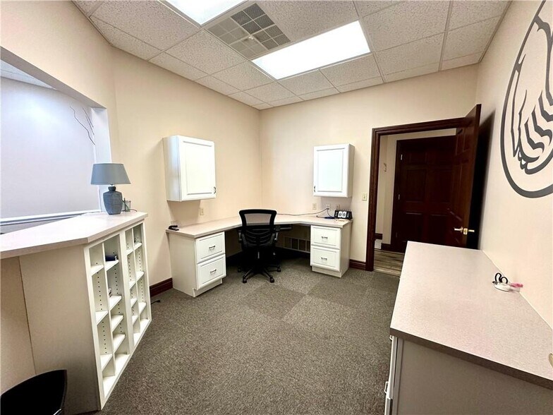 More Photos Of 909-921 Lake Land Blvd, Mattoon Office For Sale