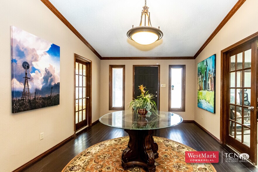More Photos Of 4010 21st St, Lubbock Office For Lease