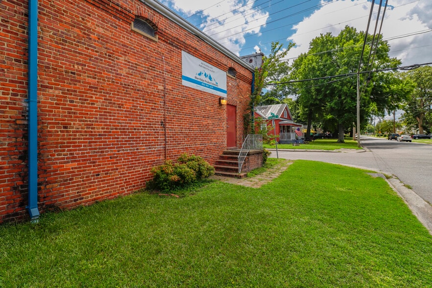 More Photos Of 827 Douglas Ave, Portsmouth Warehouse For Lease