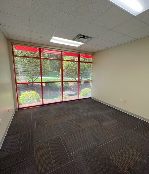 More Photos Of 1540 Westbrook Plaza Dr, Winston-Salem Unknown For Lease