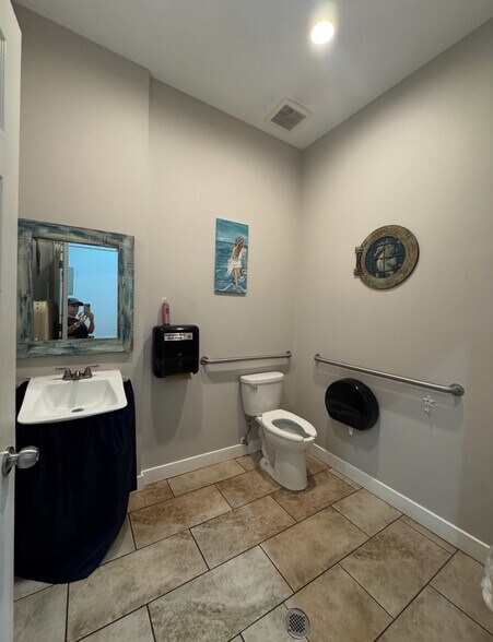 More Photos Of 165 N Yonge St, Ormond Beach Freestanding For Sale