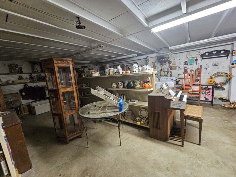 More Photos Of 1420 E Palestine Ave, Palestine Flex For Sale