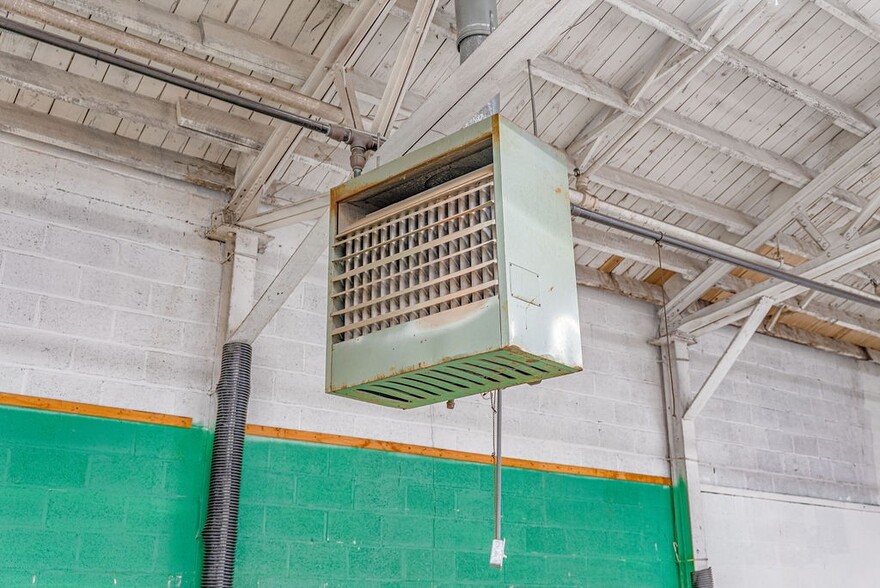 More Photos Of 1214 College St, Clarksville Warehouse For Lease