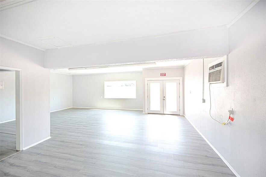 More Photos Of 410 W Wise St, Bowie Light Manufacturing For Sale