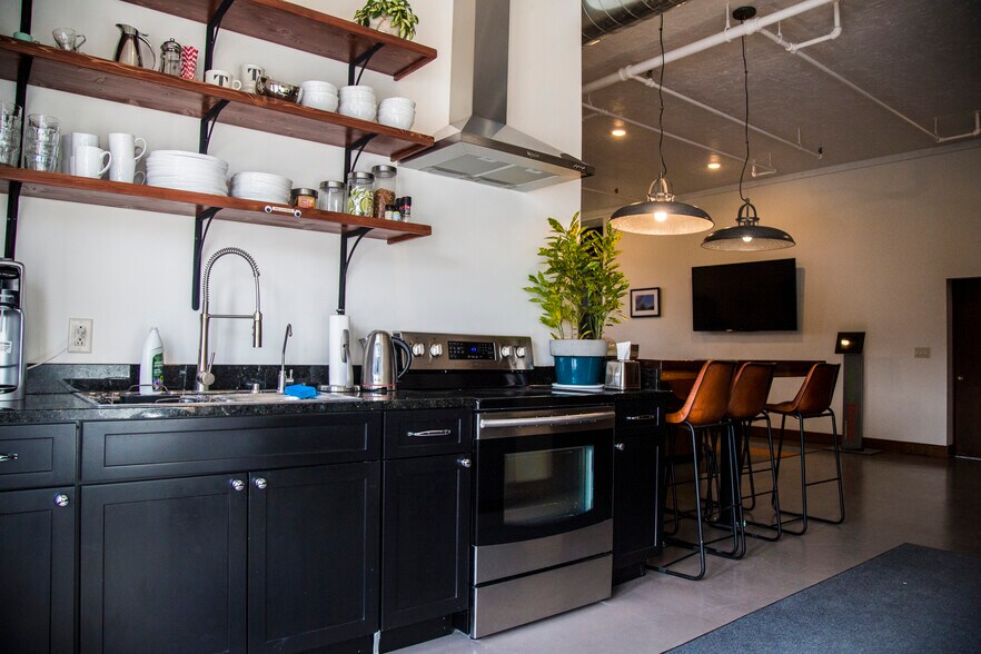 More Photos Of 602 N 6th St, Fairfield Industrial For Lease