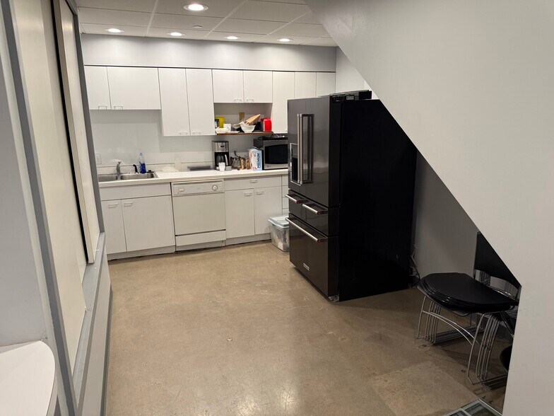 More Photos Of 23689 Industrial Park Dr, Farmington Hills Flex For Lease